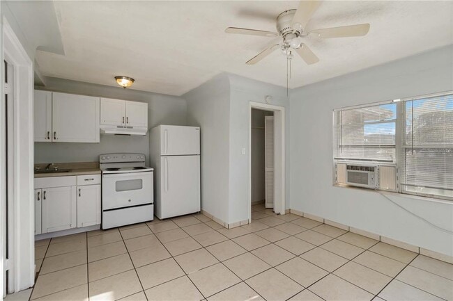 Building Photo - 2418 10th St W