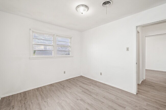 Building Photo - Cozy Home w/ Large Backyard, Minutes from TTU