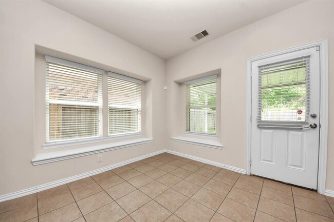 Building Photo - 122 Persimmon Dr