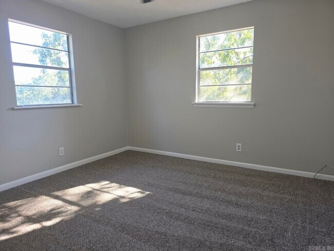 Building Photo - 408 Lindenhurst Dr