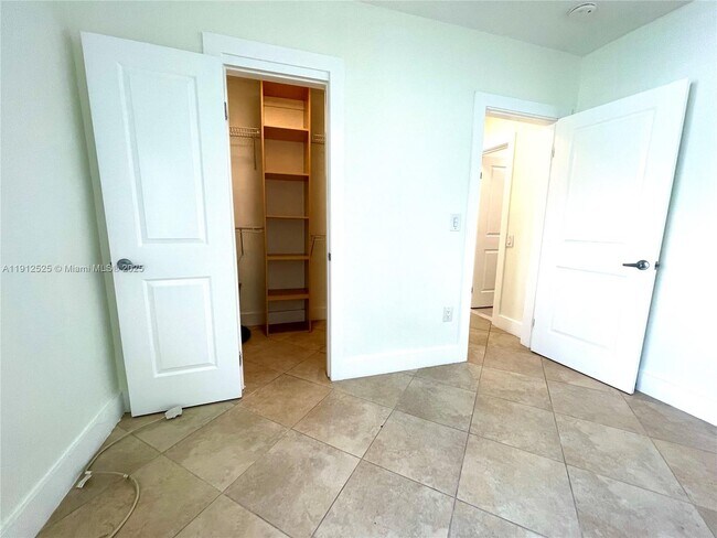 Building Photo - 125 Edgewater Dr