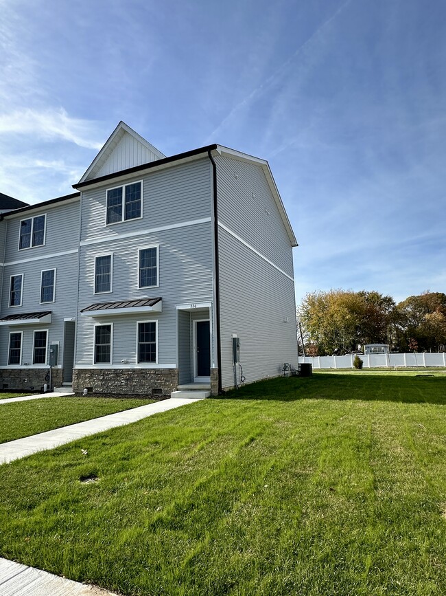 Building Photo - 226 Rojan Rd