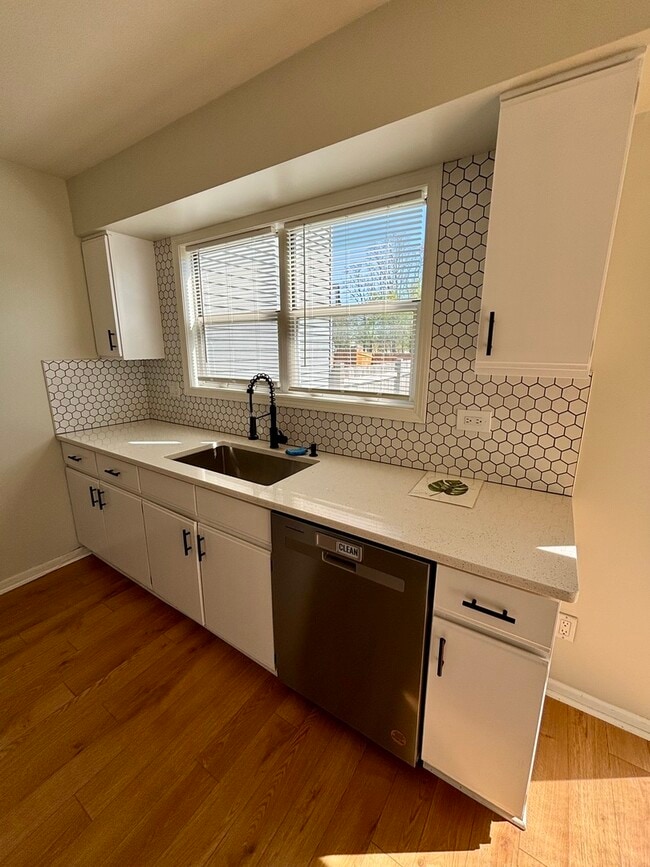 Building Photo - 1278 Robin Dr