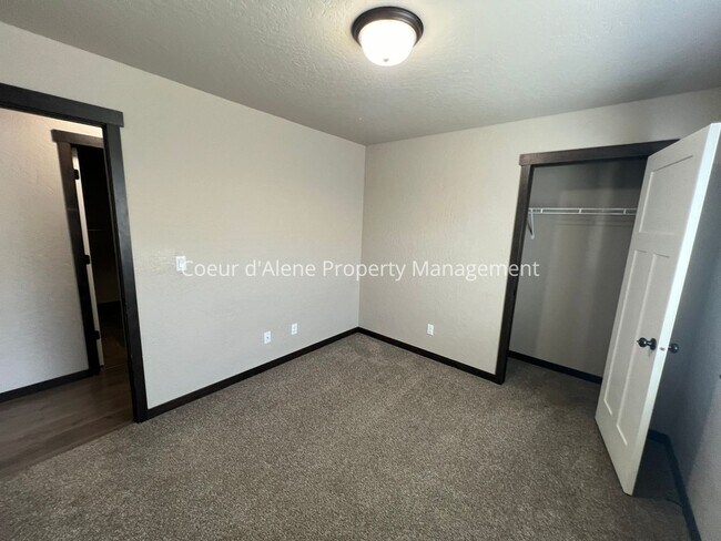 Building Photo - 3 bed house behind Crown Pointe Park!