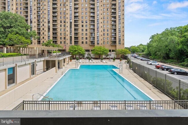 Building Photo - 4600 S Four Mile Run Dr