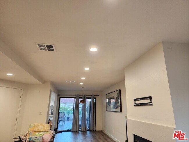 Building Photo - 601 S Van Ness Ave