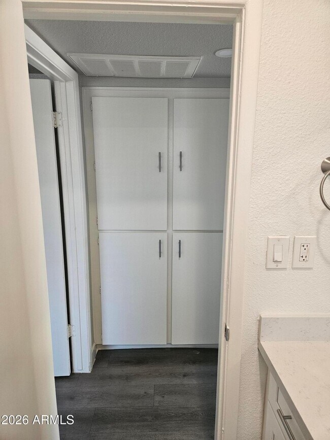 Building Photo - 1325 E Vista Ave