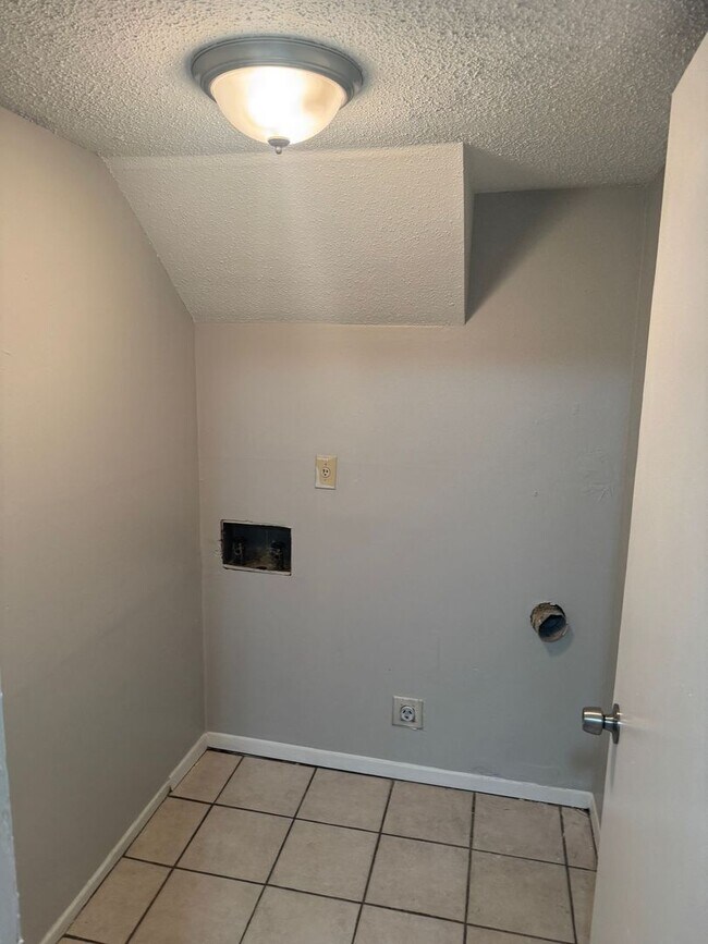 Building Photo - 3772 Hyacinth Dr