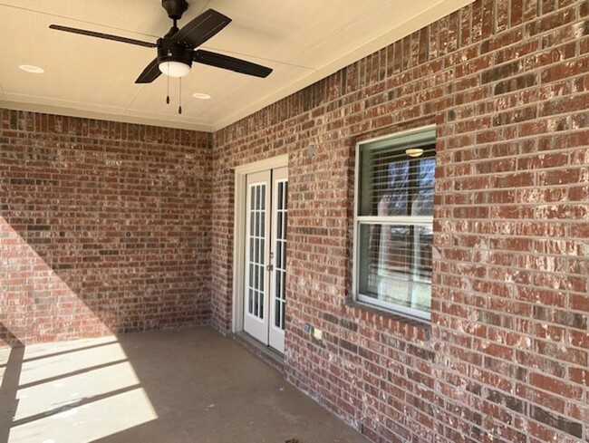 Building Photo - Coming soon! 3 Bedroom, 2 Full Bath Home i...