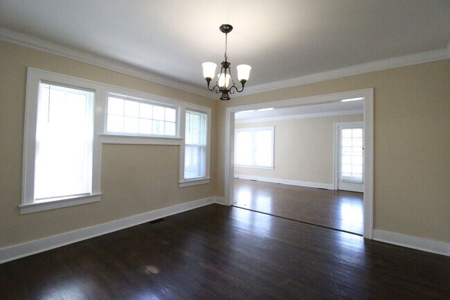 Building Photo - 1412 W 51 St