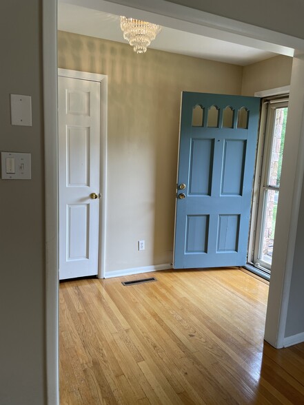 Front door w/coat closet - 8205 Ainsworth Dr