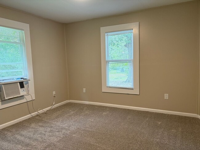 Building Photo - 2 Bedroom, 1 Bathroom House in High Point!