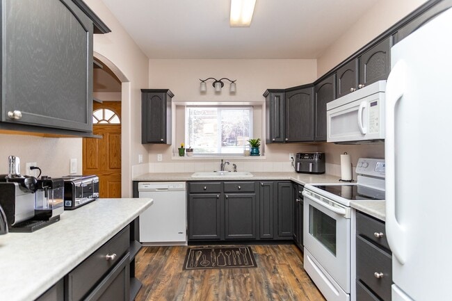 Building Photo - Bright and Airy 2-Bedroom Condo in Charmin...