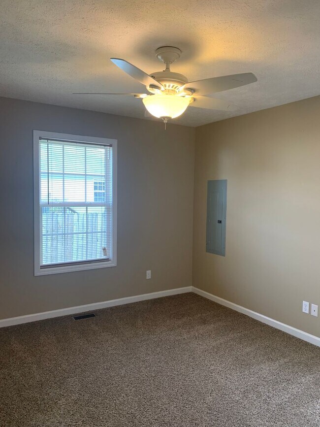 Building Photo - COMING SOON...3 Bedroom in GREAT LOCATION in the Center of Town!