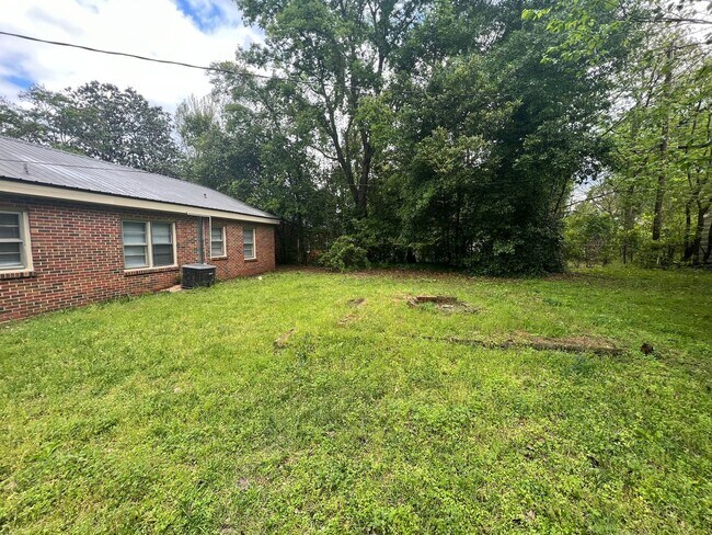 Building Photo - 3 bedroom 1 bathroom single level home