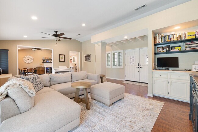Building Photo - 43911 La Carmela Dr