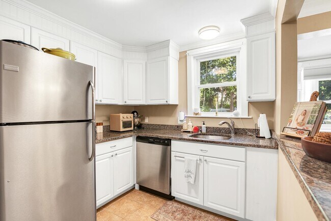 Building Photo - 107 Mt Vernon St