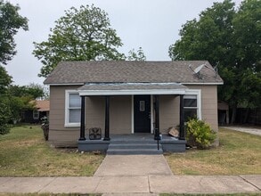 Building Photo - 2 Bed 1 Bath Home with Laundry Hookups