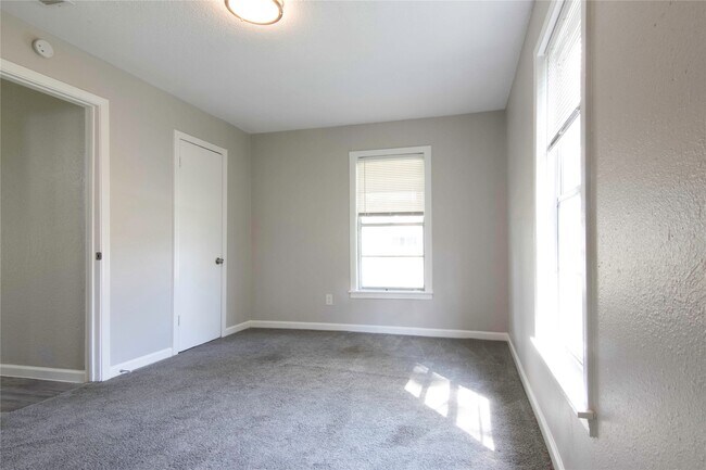 Building Photo - 504 Billington St