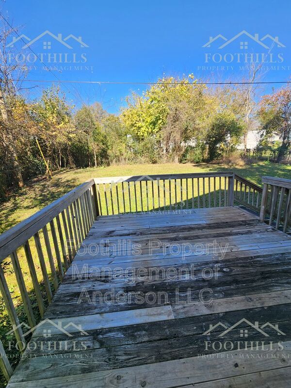 Building Photo - 37 Sirrine St