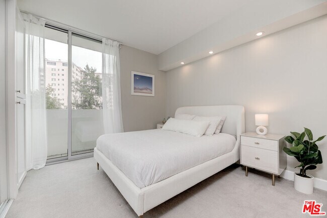 Building Photo - 10433 Wilshire Blvd