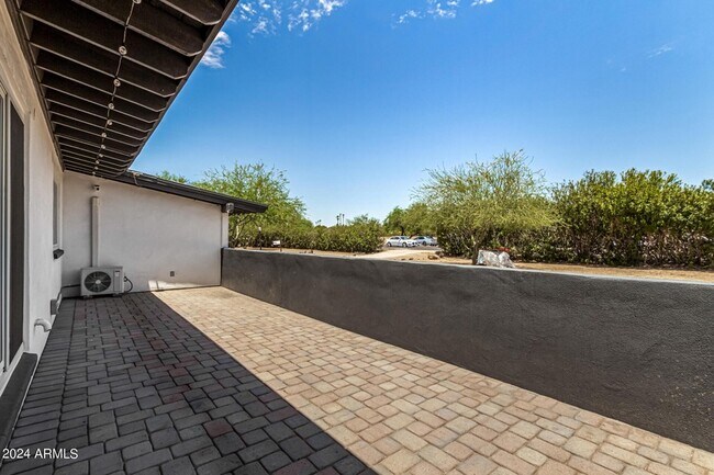 Building Photo - 7667 E Cactus Rd