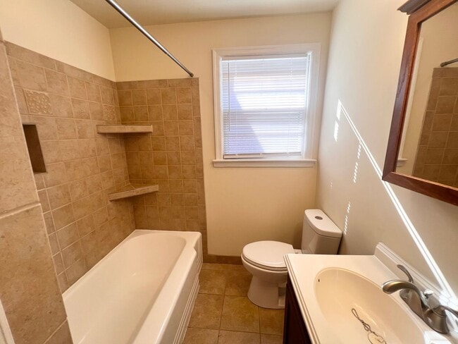 Building Photo - 1104 Little High St