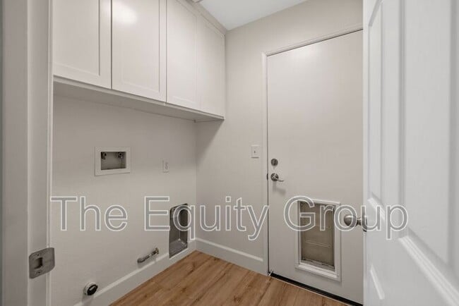 Building Photo - 3835 E Oak Ave
