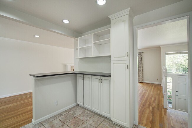 Building Photo - 5Bd/2.25Ba Kirkland Home