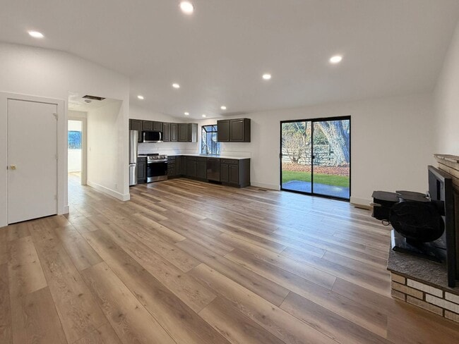 Building Photo - Renovated 4BR/2BA Boise Home – Modern Kitchen, Vaulted Ceilings & Fenced Backyard, Minutes to BSU...