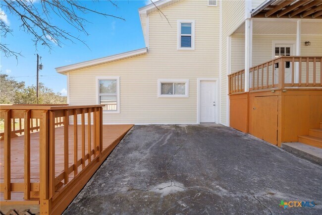 Primary Photo - 322 Oakwood Loop