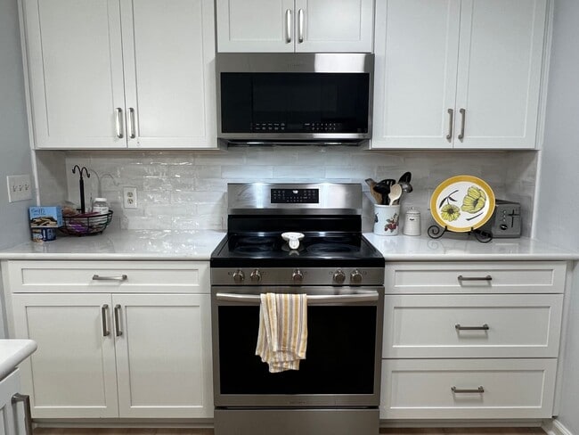 Building Photo - Beautifully Updated 3-Bedroom in Bridgepointe