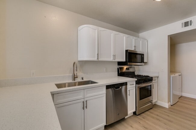 Building Photo - 3 Bedroom Townhouse with attached garage i...