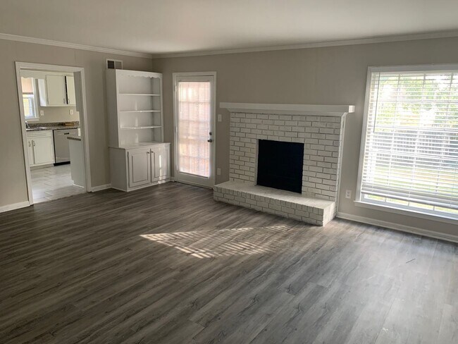 Building Photo - Charming 3 bedroom 2 bath home near Coving...