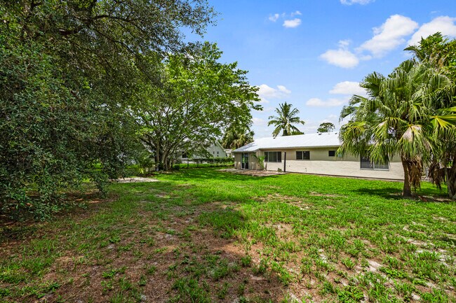 Building Photo - 766 SW Belmont Cir
