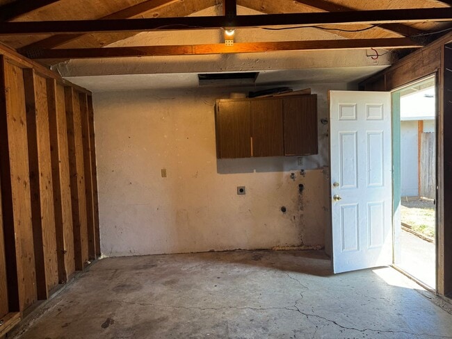Building Photo - 3 bedroom 1.5 bathroom duplex