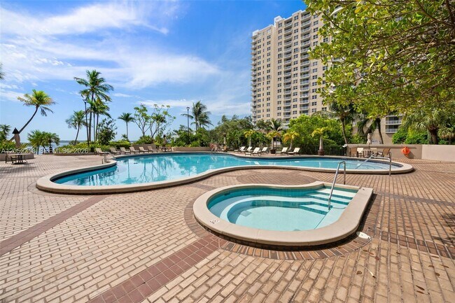 Building Photo - 520 Brickell Key Dr