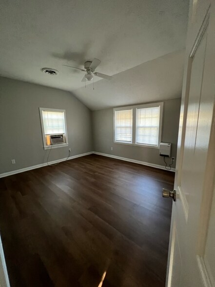 Building Photo - 207 N Elm St