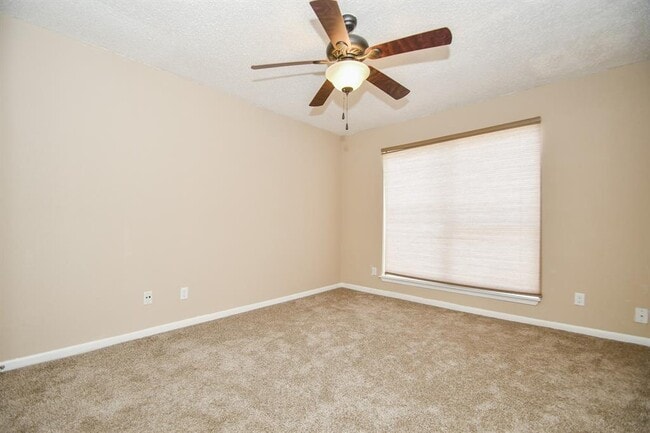 Building Photo - 2832 S Bartell Dr