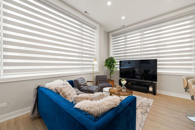 Building Photo - 801 S Western Ave