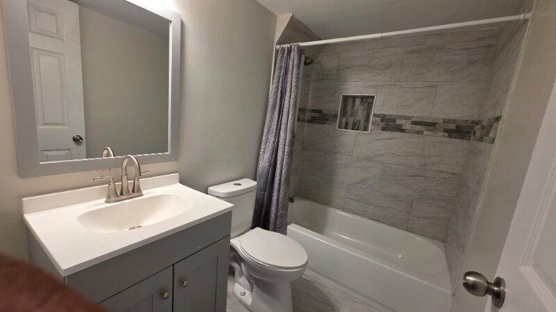 Building Photo - 4040 Knollbrook Dr NW