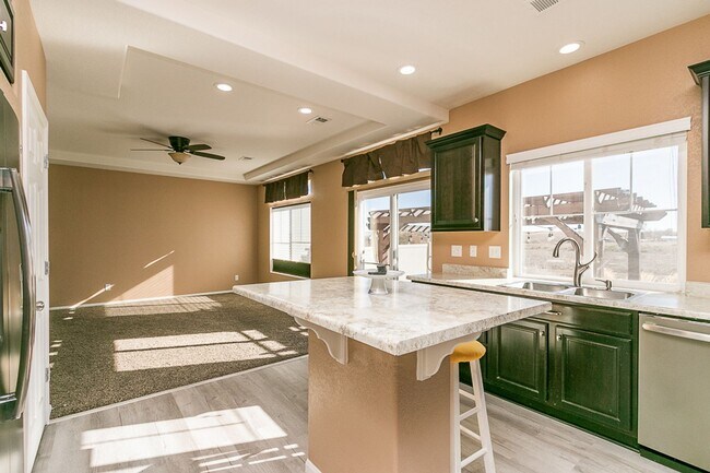 Building Photo - Beautiful 3 Bed 2.5 Bath in Thompson River...