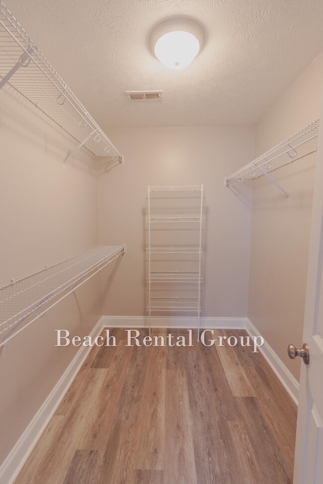 Building Photo - 204 Macarthur Dr