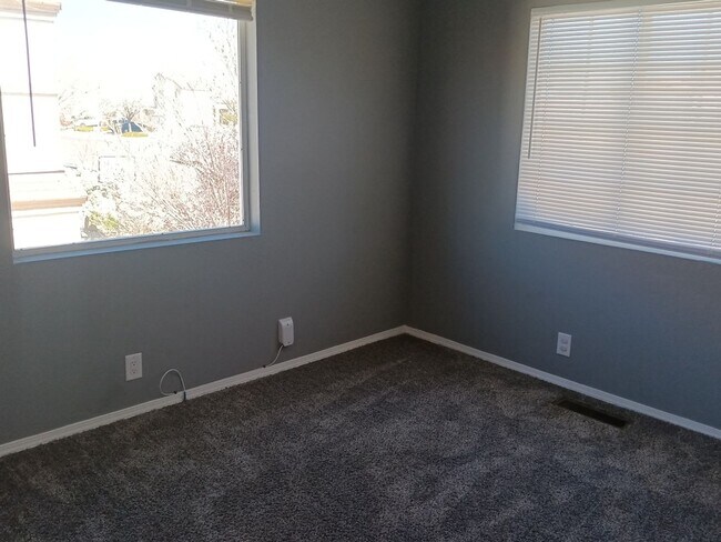 Building Photo - Stunning 5 bedroom, 3 bathroom in Rio Rancho! Showings available NOW!