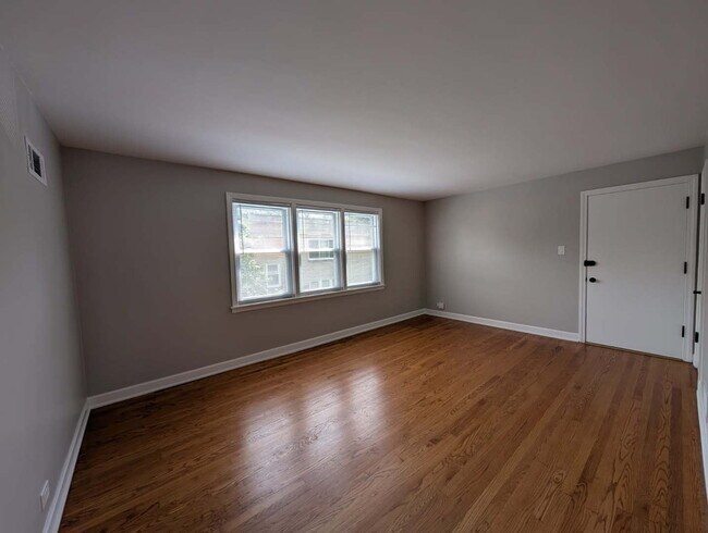 Building Photo - 2909 W Farragut Ave