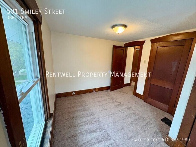 Building Photo - 501 Smiley St
