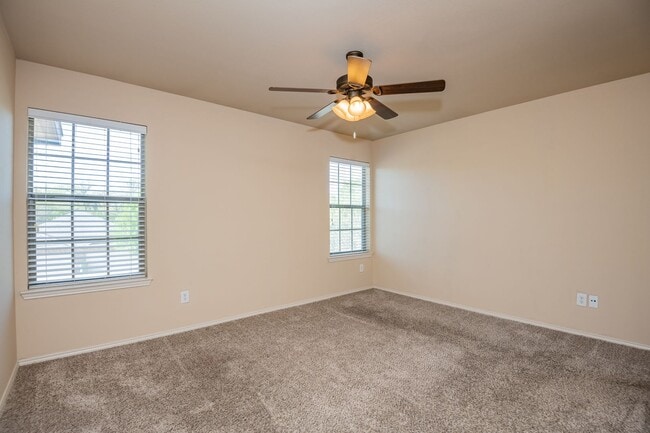 Building Photo - Beautiful 3 Bedroom, 2.5 Bath duplex located in Woodland Estates!