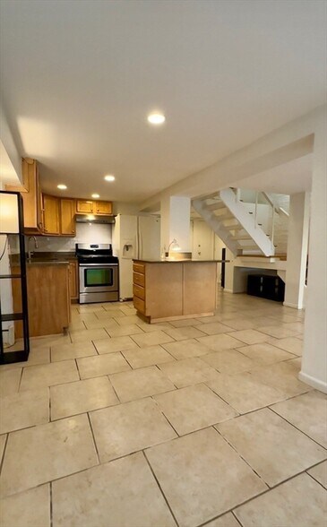 Building Photo - 12 Follen St