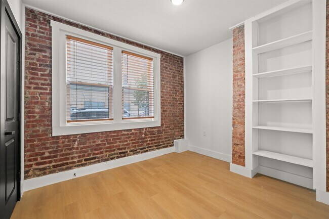Building Photo - 14 Westervelt Pl