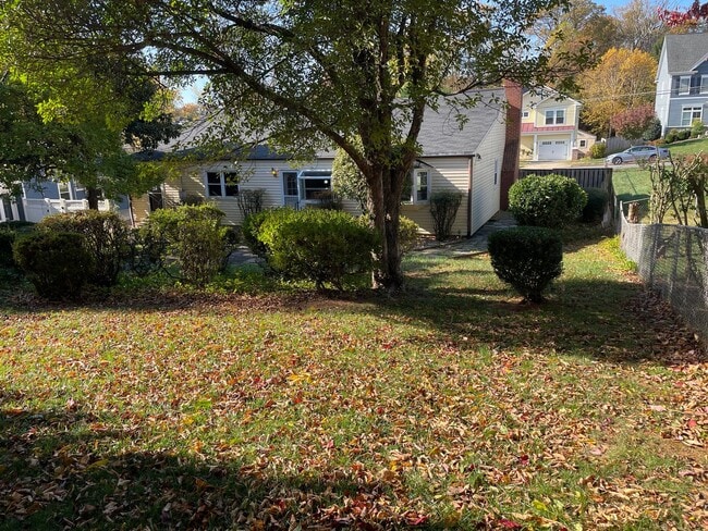 Building Photo - Cheerful 3 Bedroom 2 Bathroom With Office And Spacious Fenced Yard In Beautiful Pimmit Hills